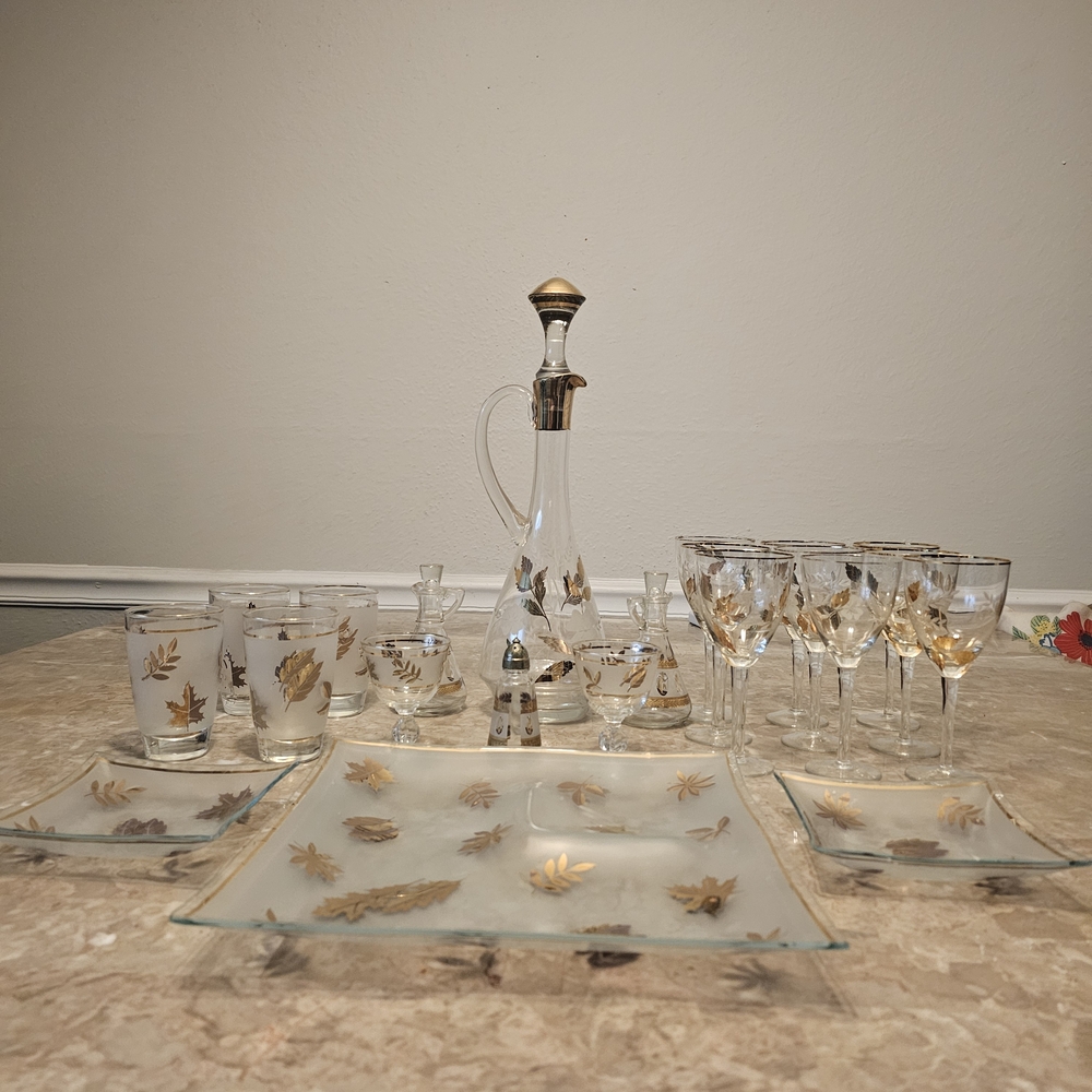 Vintage 22-Piece Mid-Century Libbey "Golden Foliage 22k Gold Leaf) Barware  1953